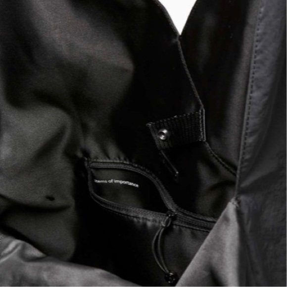 LULULEMON VERY RARE, HARD TO FIND BLACK “CROSS IT OFF” TOTE 20L GOOD AS NEW. - Picture 3 of 10